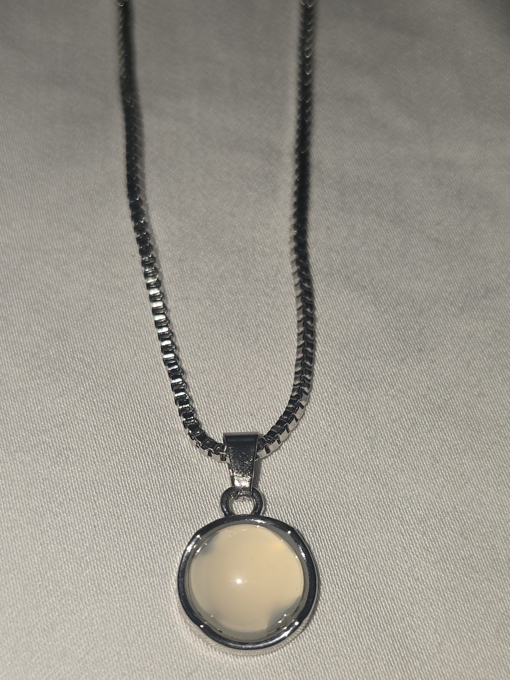 NWOT Silver Tone 20” Box Chain Necklace Round Opaque Cabochon Pendant